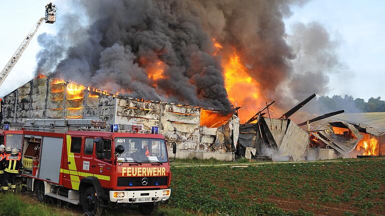 Vor zehn Jahren die wohl größte Brandkatastrophe im westlichen Landkreis Würzburg: Feuer legten einen großen Teil des Bio-Bauernhofs 'Remlinger Rüben' in Schutt und Asche. Vor zehn Jahren die wohl größte Brandkatastrophe im westlichen Landkreis Würzburg: Feuer legten einen großen Teil des Bio-Bauernhofs 'Remlinger Rüben' in Schutt und Asche.