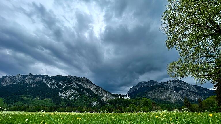 Tegelberg und Schloss Neuschwanstein       -  Die Bergsteigerin verunglückte laut Polizei beim Aufstieg zum Tegelberg nahe Schloss Neuschwanstein. (Archivbild)