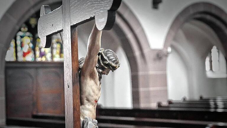 Kruzifix im Mittelgang des Langhauses in der katholischen Pfarrkirche St. Cäcilia von Eichenbühl im Landkreis Miltenberg.