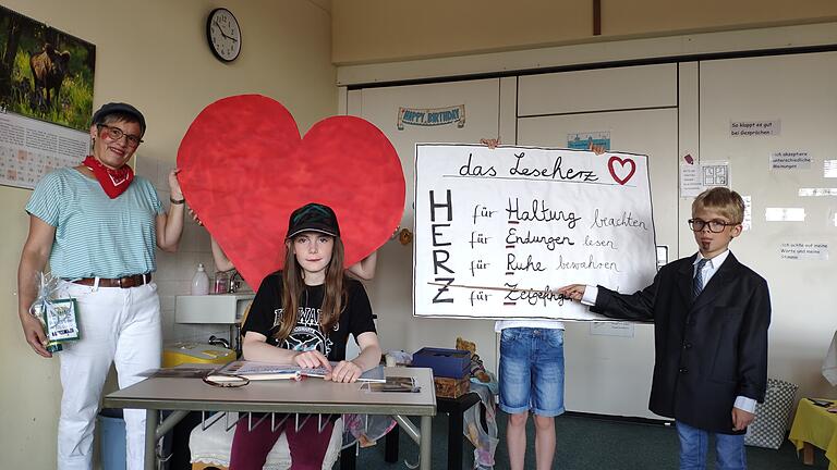 Zwei Kinder der vierten Klasse übten gemeinsam mit Frau Rabenstein Rollen ein, um das &quot;Leseherz&quot; im szenischen Spiel vorzustellen.