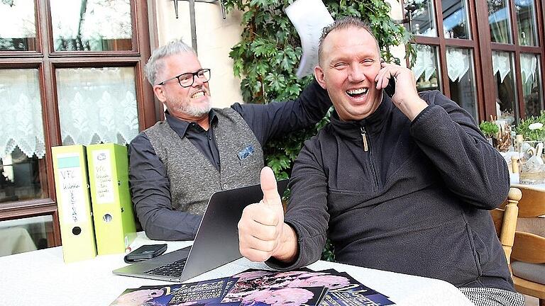 chrishemmertthomassauerbreyfotodianafuchs (2) - Ein kleiner Klaps hat noch niemandem geschadet, denkt Chris Hemmert – und hofft, den allzu euphorischen Thomas Sauerbrey so ein bisschen zu bremsen. chrishemmertthomassauerbreyfotodianafuchs (2) - Ein kleiner Klaps hat noch niemandem geschadet, denkt Chris Hemmert – und hofft, den allzu euphorischen Thomas Sauerbrey so ein bisschen zu bremsen.