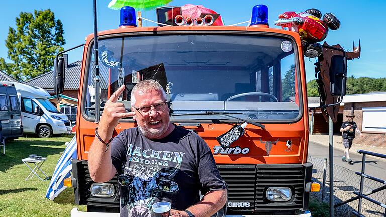 Wacken bereitet sich auf das Festival vor       -  Martin ist mit dem Feuerwehr-Wagen nach Wacken gereist.