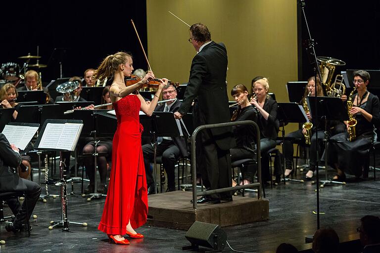 Samira Spiegel beim Neuhahrskonzert 2019 mit der Schweinfurter Bläserphilharmonie im Schweinfurter Theater.