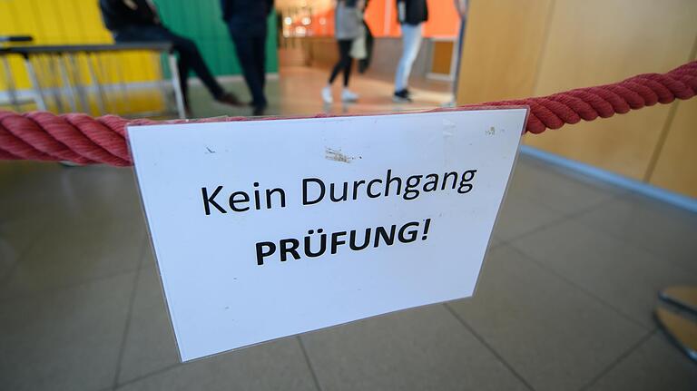 Am 12. Mai beginnen in Bayern die Abiturprüfungen an den Gymnasien. Bayerns Fachoberschulen halten die Abiprüfungen im Juni ab. Ebenfalls im Juni werden an den Mittelschulen die Abschlussprüfungen stattfinden; die Realschulen starten erst im Juli.&nbsp;