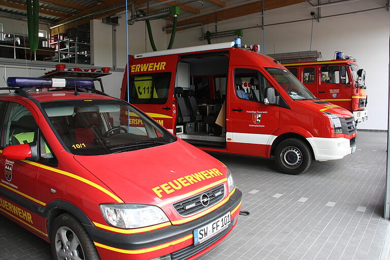 Die Fahrzeughalle bietet bequem Platz für die drei Einsatzfahrzeuge der Unterspiesheimer Feuerwehr, den Kommandowagen (von links), das Mehrzweckfahrzeug samt Verkehrssicherungsanhänger und das Löschgruppenfahrzeug 16/12.