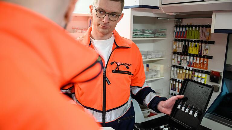 Im Rettungswagen befindet sich ein kompletter Medikamentenschrank. Die Betäubungsmittel werden in einem kleinen Safe extra verschlossen.