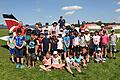 230 junge Teilnehmerinnen und Teilnehmer der Sportferienfreizeit am Sanderrasen besuchten mit ihren Betreuern den Flugplatz Schenkenturm. Auch für die Piloten und Helfer des Flugsport-Clubs Würzburg sei das Kinderfliegen jedes Jahr etwas ganz Besonderes, wie der Erste Vorsitzende des FSCW Jochen Gögelein bestätigt. Denn so viele unterschiedliche Charaktere und glückliche Gesichter erlebe man sonst nur selten. Mehr als 6000 Kinder haben seit mehr als 30 Jahren die Freiheit über den Wolken erlebt.