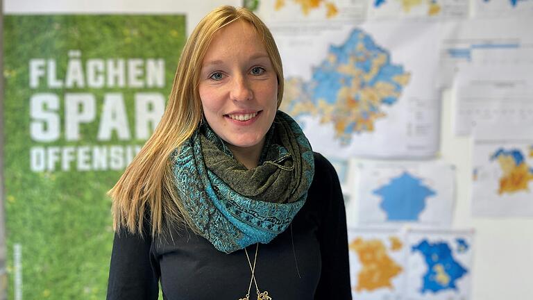 Geografin Anne Weiß , Flächensparmanagerin bei der der Regierung von Unterfranken: 'Der Boden, den wir überbauen, ist nicht nur das Geld wert, das man aktuell an diesem Standort bezahlt.' Geografin Anne Weiß , Flächensparmanagerin bei der der Regierung von Unterfranken: 'Der Boden, den wir überbauen, ist nicht nur das Geld wert, das man aktuell an diesem Standort bezahlt.'