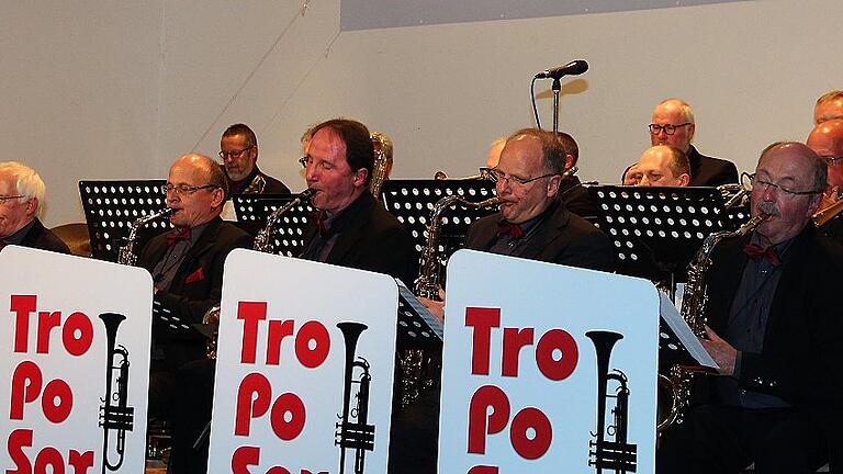 Mitreißenden Jazz bot die Bigband TroPoSax unter Leitung von Thomas Grön zum 70-jährigen Stadtjubiläum.