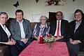Zum 100. Geburtstag von Olivia Hofmann (Mitte) kamen viele Gratulanten. Unter ihnen: (von links) Ordensschwester Eberharda, der stellvertretende Landrat Josef Demar, dritter Bürgermeister Frank Vetter und Ordensschwester Meinrada.