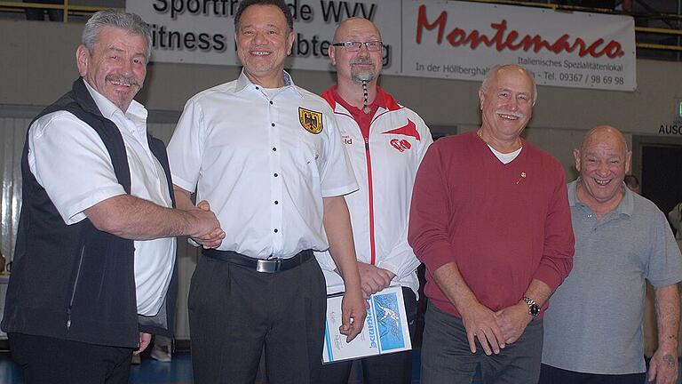 Der stellvertretende Landessportwart Alfred Hörauf (links) und Unterfrankens Bezirkssportwart Hans Bales (rechts) ehrten die verdienten Kampfrichter und Funktionäre (weiter von links) Richard Hilgert vom KSV Kitzingen, Ralf Markert aus Gunzenhausen und Adi Markert von den Würzburger Kickers. Der stellvertretende Landessportwart Alfred Hörauf (links) und Unterfrankens Bezirkssportwart Hans Bales (rechts) ehrten die verdienten Kampfrichter und Funktionäre (weiter von links) Richard Hilgert vom KSV Kitzingen, Ralf Markert aus Gunzenhausen und Adi Markert von den Würzburger Kickers.