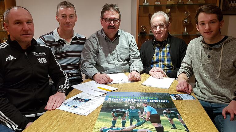 Der Anfang eines außergewöhnlichen Neulingskurses in der Schiedsrichter-Gruppe Schweinfurt: Die Protagonisten waren (von links) Werner Binder (Fußball-Jugendleiter TSV Grafenrheinfeld), Christian Schleyer (U-13-Trainer TSV Grafenrheinfeld, Heinrich Keller (Gruppen-Schiedsrichterobmann), Armin Wagner (Vorsitzender TSV Grafenrheinfeld) und David Kern (Gruppen-Schiedsrichterlehrwart). Der Anfang eines außergewöhnlichen Neulingskurses in der Schiedsrichter-Gruppe Schweinfurt: Die Protagonisten waren (von links) Werner Binder (Fußball-Jugendleiter TSV Grafenrheinfeld), Christian Schleyer (U-13-Trainer TSV Grafenrheinfeld, Heinrich Keller (Gruppen-Schiedsrichterobmann), Armin Wagner (Vorsitzender TSV Grafenrheinfeld) und David Kern (Gruppen-Schiedsrichterlehrwart).