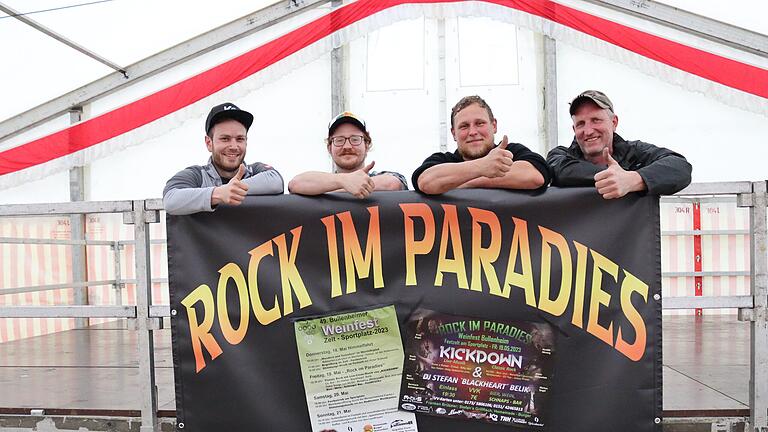 Daniel Mend, Kevin Engel und Stefan Schadt freuen sich mit dem Weinbauverein-Vorsitzenden Robert Kistner (von links) auf den Rockabend in Bullenheim.