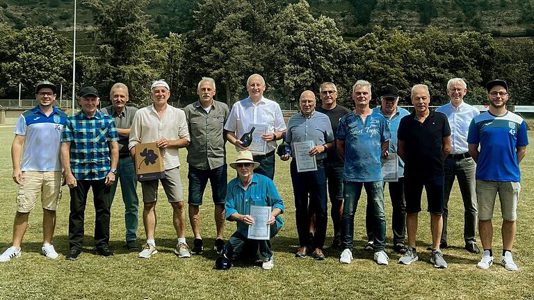 Für langjährige Mitgliedschaft wurden zahlreiche Mitglieder des SV Bavaria Trennfeld geehrt. Auf dem Bild (von links): Julian Giegerich, Heinz Franz, Walter Kraft, Friedbert Herzog, Werner Rösch, Norbert Endres, Willi Elsner, Konrad Rösch, Helmuth Kraft, Roland Herzog, Roland Hoh, Thomas Sehm, Lorenz Hrobarsch und kniend Klaus Wohlfahrt.