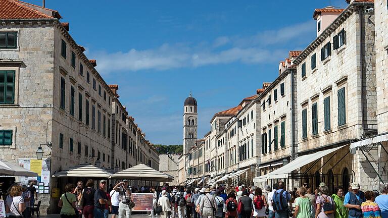 In Dubrovnik kann nicht mehr lange mit Kunas bezahlt werden.jpeg       -  In Kroatien, wie hier in Dubrovnik, gibt es seit 2023 den Euro. Die alte Währung Kuna hat ausgedient. Aber wo kann man Kuna jetzt noch umtauschen?