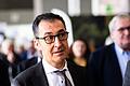 Cem Özdemir       -  Dutzende Einsatzkräfte und Protestierende mit Schildern begleiteten den Rundgang von Landwirtschaftsminister Cem Özdemir über die Messe Fruchtwelt Bodensee.