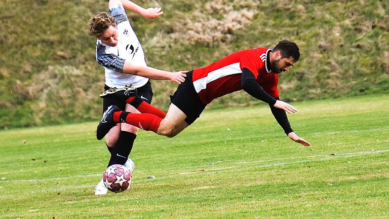 Die Aufgebote der Kreisklasse Rhön       -  In die B-Klasse abgestiegen und irgendwie auch aufgestiegen ist der FC Obereschenbach (rotes Trikot) durch den Zusammenschluss mit dem SC Diebach, der sich so auf willkommene  Neuverpflichtungen freuen darf. Abgänge mussten die Frankonen nämlich einige hinnehmen.