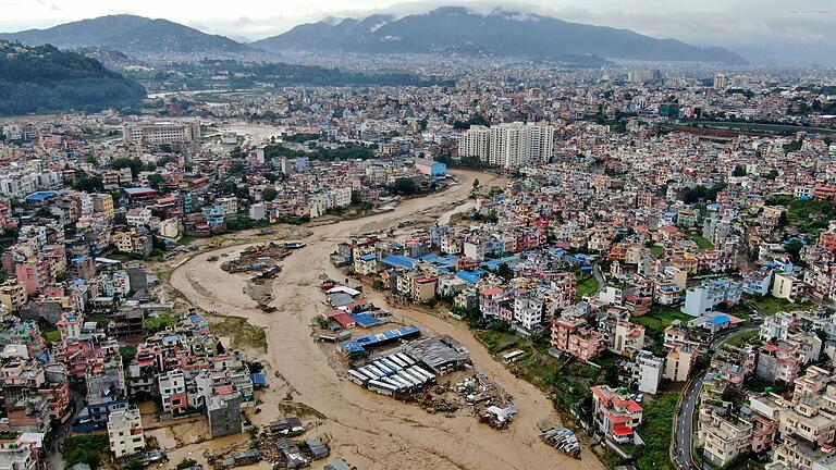 Überschwemmungen in Nepal       -  Nach starken Regenfällen in Nepal wälzen sich Schlamm- und Wassermassen durch das Kathmandutal. (Bild Archiv)