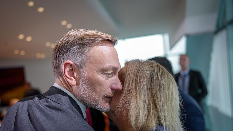 Bundeskabinett       -  Das Bundeskabinett hat in seiner Sitzung mehr als zwei Dutzend Gesetzentwürfe beschlossen.