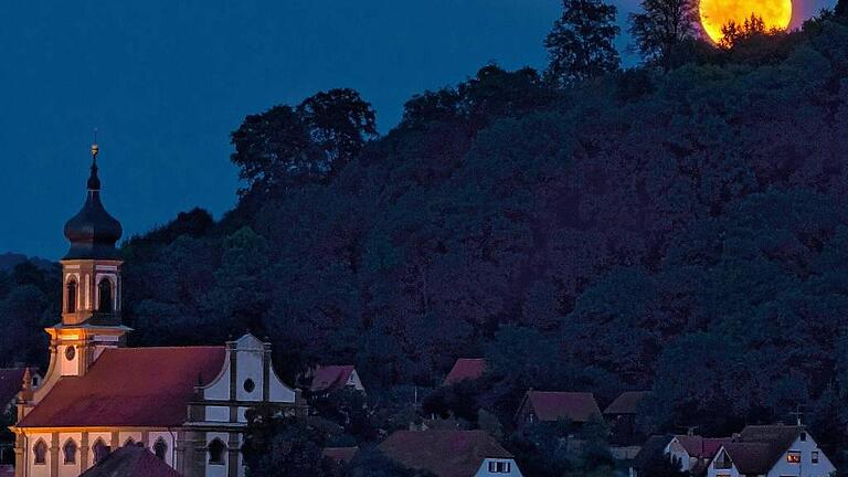 Vollmond am 9. September 2014 als große Scheibe über dem Casteller Schlossberg.