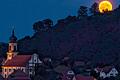 Vollmond am 9. September 2014 als große Scheibe über dem Casteller Schlossberg.