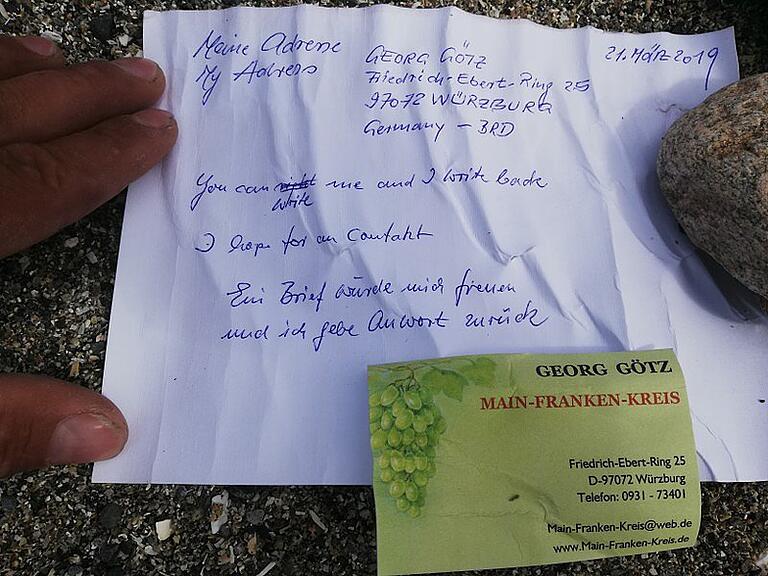 Als Beweis hat der Finder der Bocksbeutel-Flaschenpost die Nachricht fotografiert und das Foto per E-Mail an Georg Götz gesendet. Als Beweis hat der Finder der Bocksbeutel-Flaschenpost die Nachricht fotografiert und das Foto per E-Mail an Georg Götz gesendet.