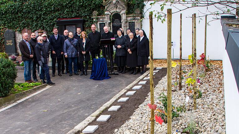 Ruhestätte mit Weinranken: die neue Urnen-Grabfläche auf dem Heidingsfelder Friedhof wurde nun eingeweiht. Ruhestätte mit Weinranken: die neue Urnen-Grabfläche auf dem Heidingsfelder Friedhof wurde nun eingeweiht.