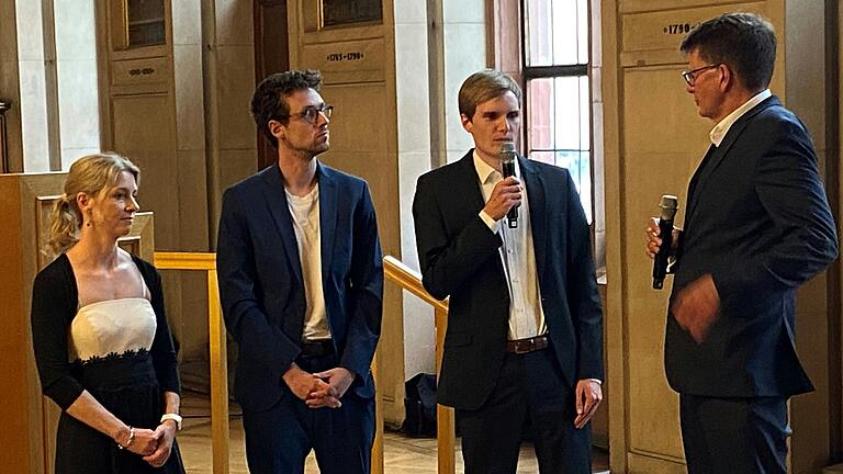 Im Gespräch mit dem Jury-Vorsitzenden Moritz Döbler (rechts) erläuterten die Preisträger (von links) Angelika Kleinhenz, Henrik Rampe und Jonas Keck ihr Vorgehen bei den Recherchen zur Wasserentnahme in Unterfranken. Im Gespräch mit dem Jury-Vorsitzenden Moritz Döbler (rechts) erläuterten die Preisträger (von links) Angelika Kleinhenz, Henrik Rampe und Jonas Keck ihr Vorgehen bei den Recherchen zur Wasserentnahme in Unterfranken.