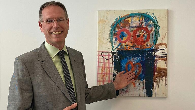 Ein Freund der Kunst: Zahlreiche Bilder schmücken das Büro von Schulleiter Robert Jäger am Martin-Pollich-Gymnasium in Mellrichstadt. Ein Freund der Kunst: Zahlreiche Bilder schmücken das Büro von Schulleiter Robert Jäger am Martin-Pollich-Gymnasium in Mellrichstadt.