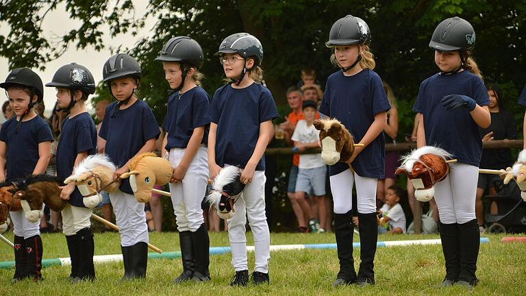 Hobby Horse Quadrille mit 30 Pferdemädchen.