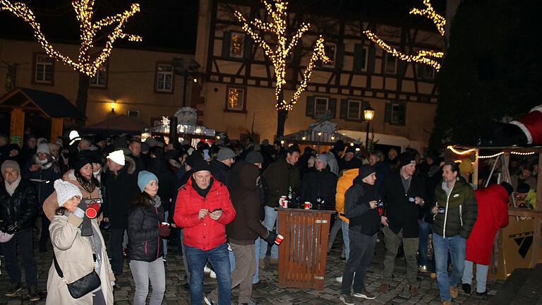 Der Platz vor dem Kurmanzischen Schloss füllte sich schnell mit Partybegeisterten Der Platz vor dem Kurmanzischen Schloss füllte sich schnell mit Partybegeisterten