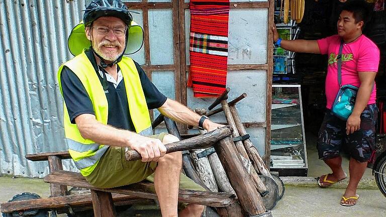 Für einen Moment hat Manfred Wagner sein Rad mit einem Holzroller vertauscht. Für einen Moment hat Manfred Wagner sein Rad mit einem Holzroller vertauscht.