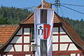 Neustadt im Fahnenschmuck: Das Ortswappen mit dem N für das Kloster Neustadt und dem Flammenschwert des heiligen Michael.
