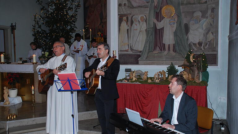Klaus Schmalzl (links) beim Intonieren von 'Ehre sei Gott in der Höh''. Klaus Schmalzl (links) beim Intonieren von 'Ehre sei Gott in der Höh''.