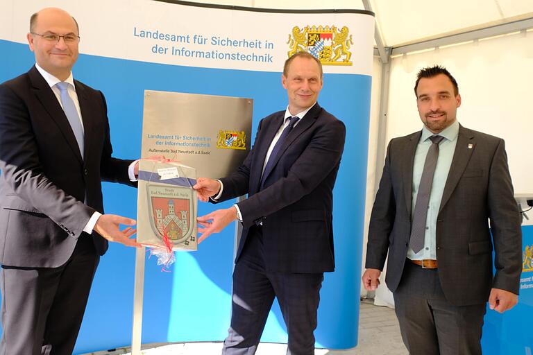 Das Stadtwappen überreichte Bad Neustadts Bürgermeister Michael Werner (rechts) an den LSI-Präsidenten Daniel Kleffel (Mitte). Auch Finanz- und Heimatminister Albert Füracker freute sich mit.