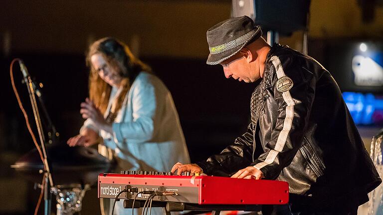 Petra Eisend an den Handpans und Thomas Bickel alias 'Mad Bob' am Keyboard spielten vor dem Rückert-Denkmal.