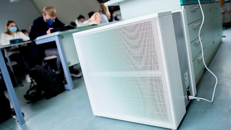 Ein Luftfiltergerät steht im Fachraum eines Gymnasiums. Die Einrichtungen des Schulverbands Marktbreit werden zum Start des neuen Schuljahres vorerst nicht mit Luftfilteranlagen in den Klassenzimmern ausgestattet. Ein Luftfiltergerät steht im Fachraum eines Gymnasiums. Die Einrichtungen des Schulverbands Marktbreit werden zum Start des neuen Schuljahres vorerst nicht mit Luftfilteranlagen in den Klassenzimmern ausgestattet.