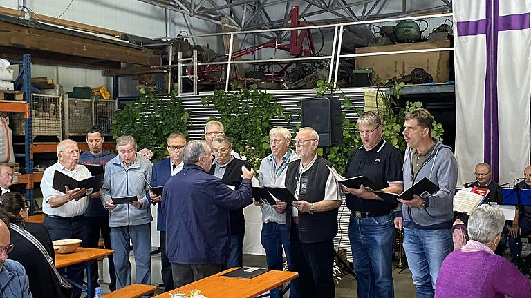 Der Altenschönbach Männergesangsverein beim Gottesdienst an der Lochmühle.