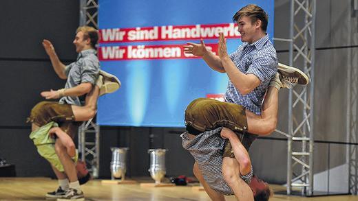 Bayerischer Breakdance: die Dancefloor Destruction Crew bei der Siegerehrung im Leistungswettbewerb des Bayerischen Handwerks. Am Samstagabend treten die Schweinfurter bei Florian Silbereisen in der ARD auf.