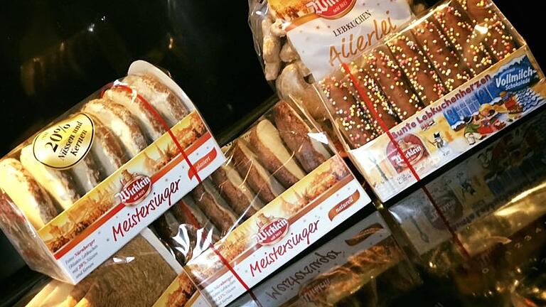 Schon in den Sommerferien stehen sie in den Regalen: Lebkuchen im Edeka-Markt in Volkach.