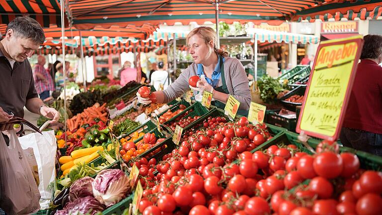 Immer mehr Menschen legen beim Kauf von Lebensmitteln Wert auf Regionalität und Nachhaltigkeit. Regionales Gemüse und Obst bekommt man zum Beispiel auf dem Wochenmarkt (hier der Grüne Markt in Würzburg).