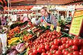 Immer mehr Menschen legen beim Kauf von Lebensmitteln Wert auf Regionalität und Nachhaltigkeit. Regionales Gemüse und Obst bekommt man zum Beispiel auf dem Wochenmarkt (hier der Grüne Markt in Würzburg).