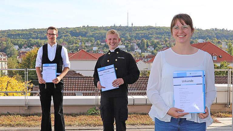 Sie sind unter den Siegerinnen und Siegern im Leistungswettbewerb (von links): Zimmerer Jan Baunach aus Karbach, Kaminkehrer Fabian Feineis aus Rimpar und Malerin und Lackiererin Madelaine Lipp aus Würzburg.