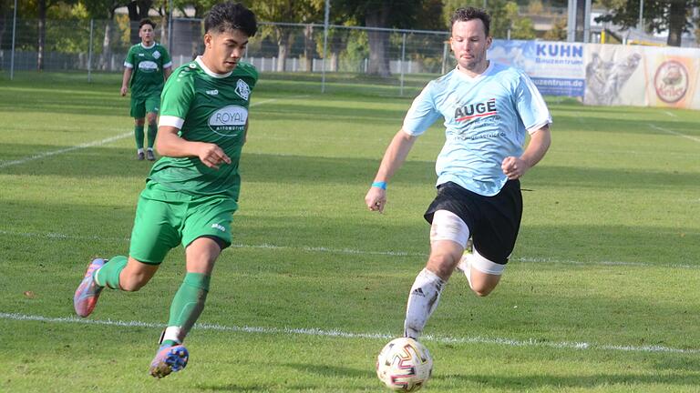 Den Ball im Blick: Jan-Mauries Caballero vom FV Karlstadt und der Altfelder Christoph Kaufmann (rechts).