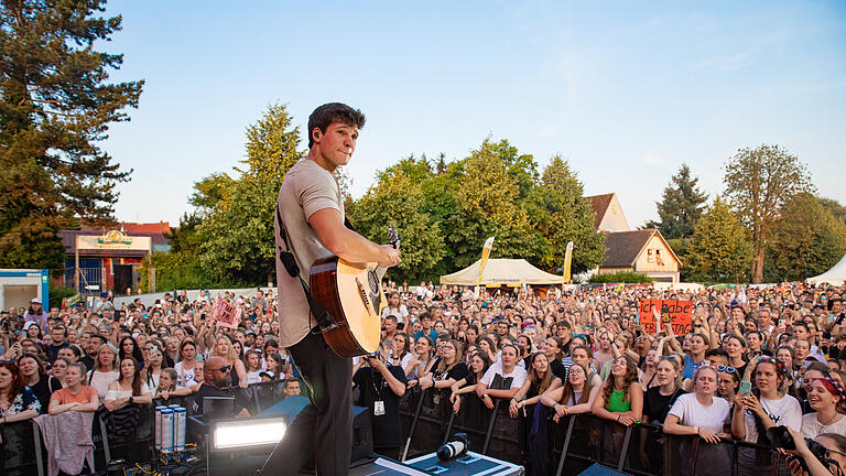 Wincent Weiss spielte am Samstag, 17. Juni, am Stadtbalkon in Kitzingen bei bestem Wetter und fast ausverkauftem Haus.