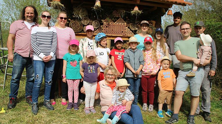 Auf dem Foto vorne die 1. Vorsitzende des OGV; stehend von links Robert Kleinhenz, Ina Markert, Kristina Kaiser, weiter rechte Marina Eltschka, die Leiterin der Kindergruppe, Christopher Markert, der 1. Vorsitzende der FFW Schönbach sowie Martin Eltschka, 2. Vorsitzender des OGV Schönbach und die 'Wildbienen'.