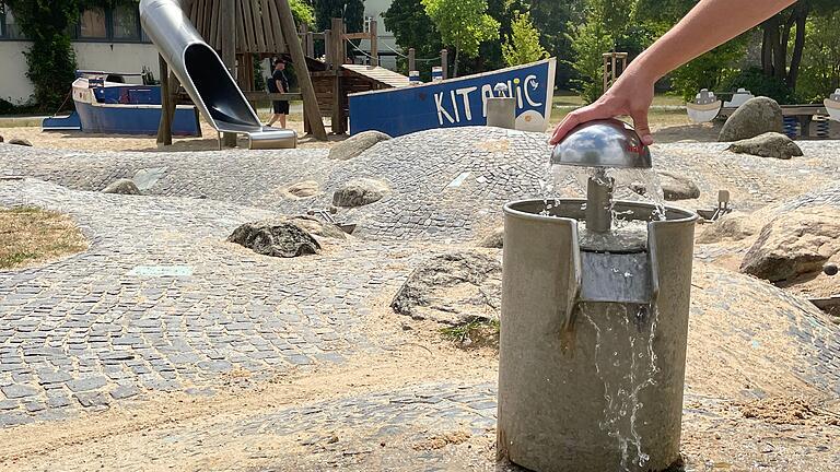 Der Wasserspielplatz 'Alte Synagoge' in Kitzingen bietet kleinen und großen Kindern Wasserspaß.&nbsp;