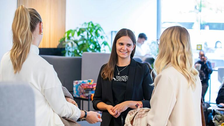 Im Gespräch mit zwei Mitarbeiterinnen von Riedel Bau: People & Culture Managerin Naike Feuerbacher von der Deutsche Dienstrad GmbH (Mitte). Im Gespräch mit zwei Mitarbeiterinnen von Riedel Bau: People & Culture Managerin Naike Feuerbacher von der Deutsche Dienstrad GmbH (Mitte). 