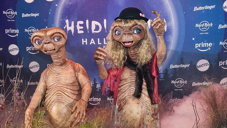 veeekiqh5l-v1-ax-s2048.jpeg       -  Zu ihrer Halloween-Party kam Heidi Klum (rechts) als E.T. – im Partnerlook mit Ehemann Tom Kaulitz.