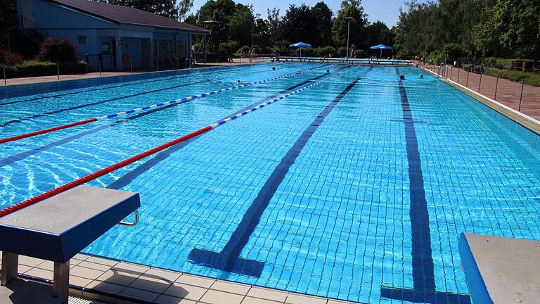 Symbolbild Freibad       -  Die Badesaison hat begonnen. Doch Jugendleiter und Eltern sollten dabei einiges beachten.